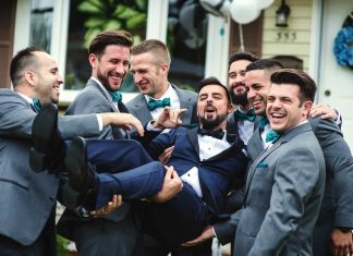 Padrinhos de Casamento Padrinhos de Casamento carregando o noivo no dia do casamento