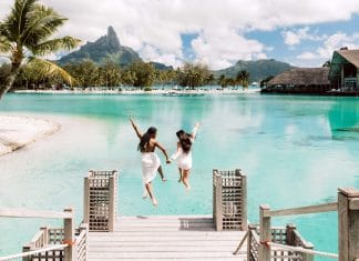 Lista de países gay friendly 2019 O casal Keimy e Pamela durante lua de mel em Bora Bora, na Polinésia Francesa, que está no 23 lugar no ranking.