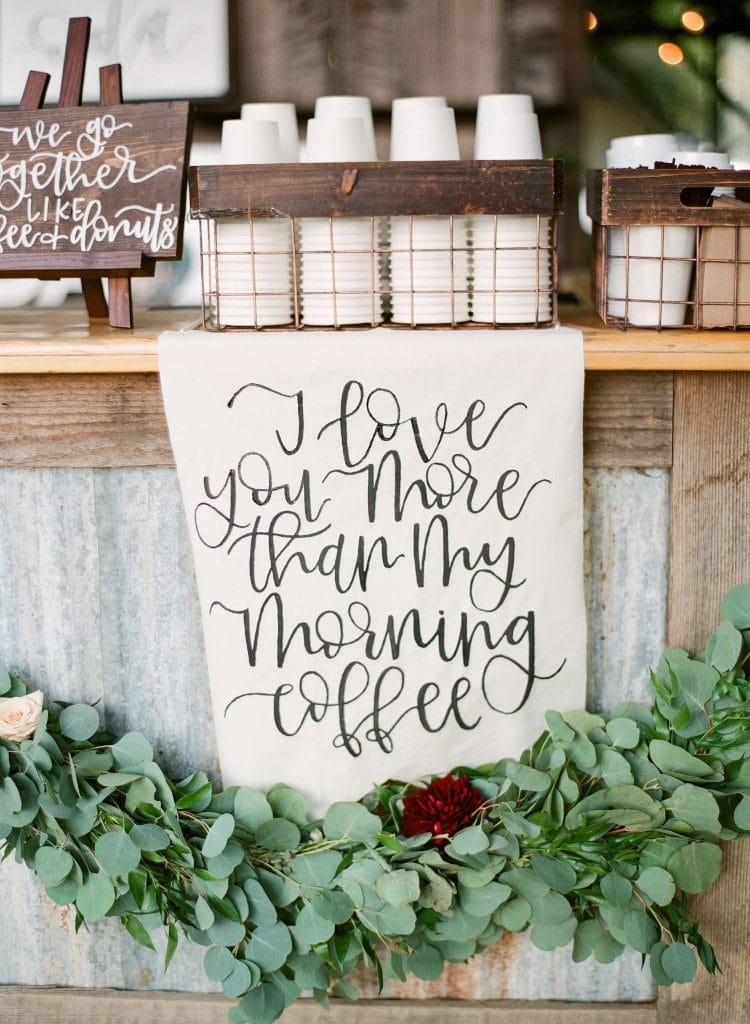 Exemplo de mesa de café para ser servido aos convidados em um casamento matutino