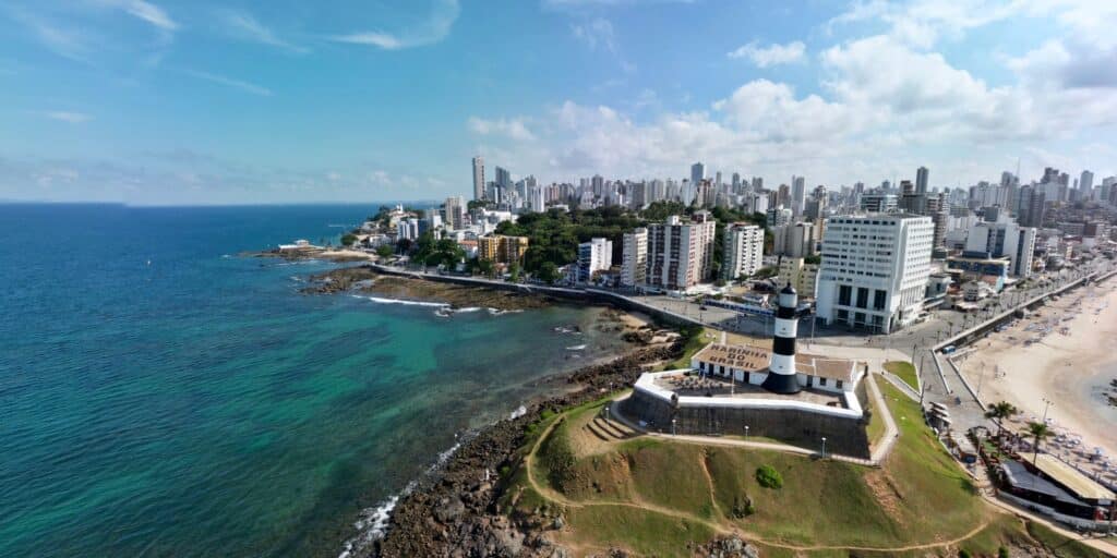 Vista panorâmica da cidade de Salvador, a partir do Farol da Barra. (Foto: wirestock/Envato)