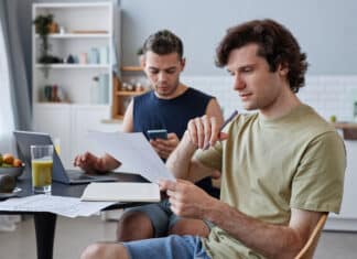 Como Planejar sua Lua de Mel Casal de homens gays pela manhã. Planejando a Lua de Mel. (Foto: seventyfourimages/Envato)