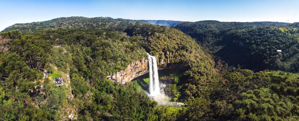 Vista panorâmica da Cachoeira Caracol, em Canela - um dos principais destinos de Lua de Mel no Brasil na região sul do país (Foto: diegograndi/Envato)