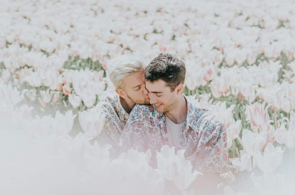 Casal de homens gays entre flores (Foto: Cole Keister/Pexels)