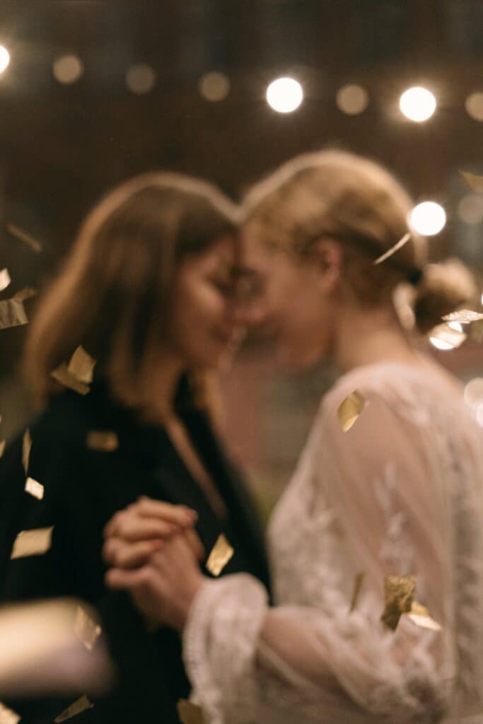 Casal de mulheres celebrando seu casamento (Foto: Ivan Samkov/Pexels)