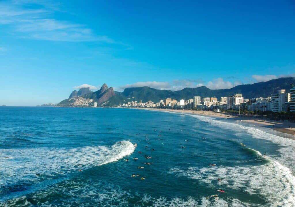 Vista panorâmica da Praia de Ipanema e Leblon no Rio de Janeiro. (Foto: Raphael Nogueira/Unsplash)