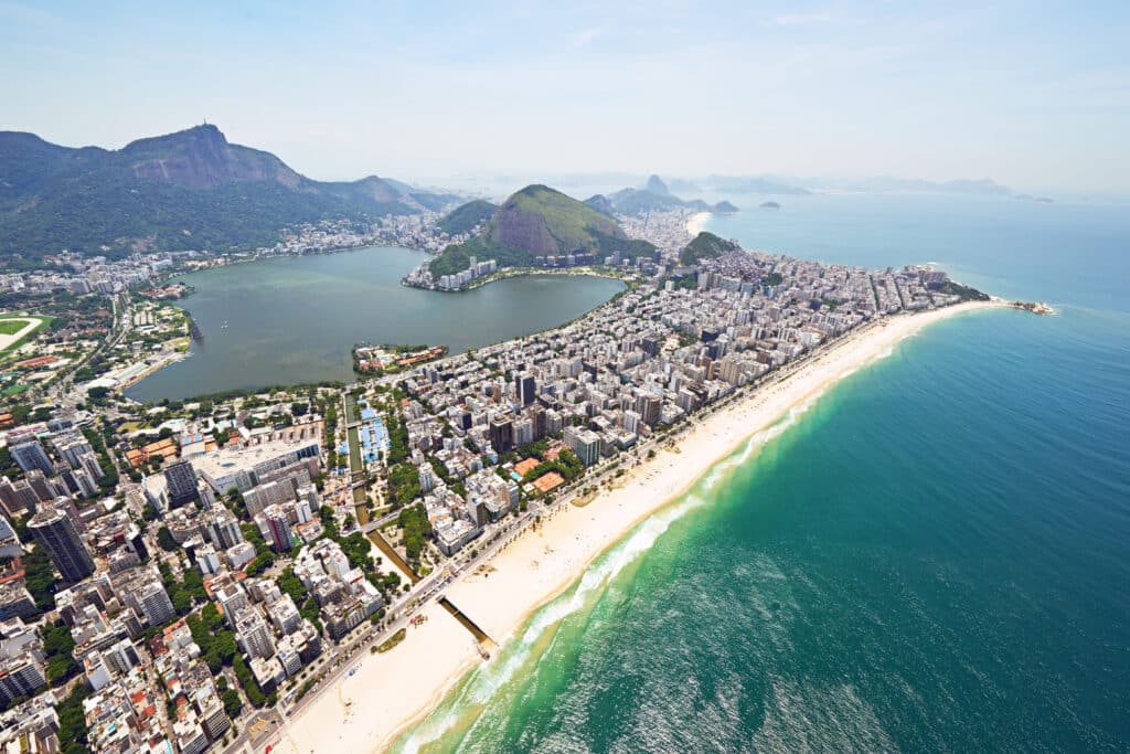 A beleza da cidade do Rio de Janeiro vista de cima. (Foto: YuriArcursPeopleimages/Envato)