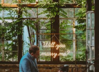 Dicas de Pedidos de Casamento que Transformam o Momento O casal Luis e Chad apostaram na iluminação em neón para o pedido de casamento (Foto: Kara Buse/Amore Austin)