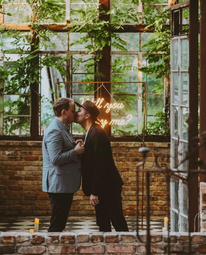 Iluminação em neón é uma opção surpresa para os pedidos de casamento. (Foto: Kara Buse/Amore Austin)