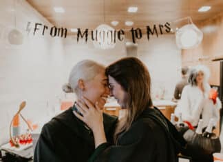 Como fazer um casamento entre 2 bruxos Fãs de Harry Potter se casaram com a temática do livro de J.K. Rowling. (Foto: Ivory & Oak Photography)